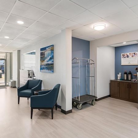 Hometowne Studios By Red Roof Newport News - Hampton West Exteriör bild