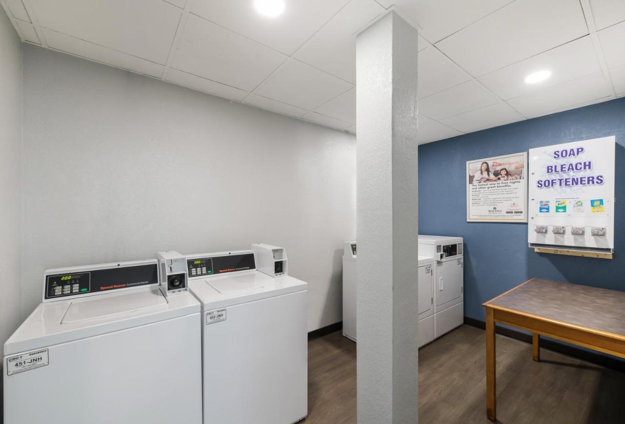 Hometowne Studios By Red Roof Newport News - Hampton West Exteriör bild