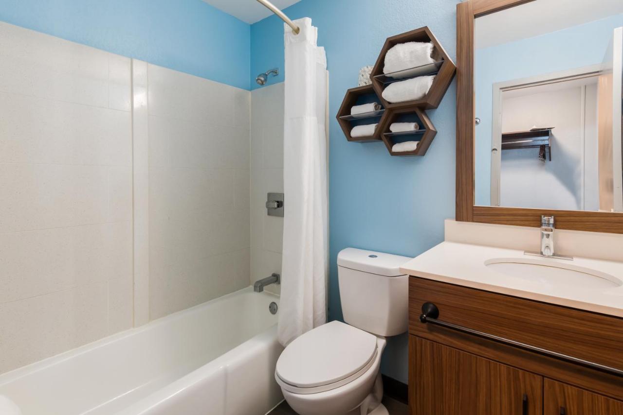 Hometowne Studios By Red Roof Newport News - Hampton West Exteriör bild