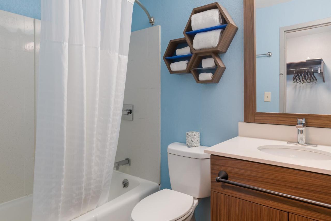 Hometowne Studios By Red Roof Newport News - Hampton West Exteriör bild