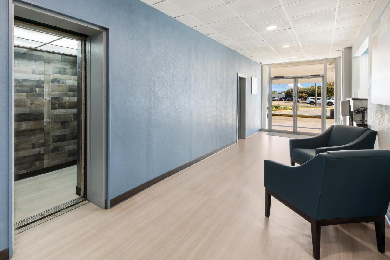 Hometowne Studios By Red Roof Newport News - Hampton West Exteriör bild