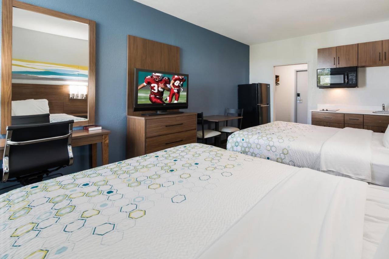 Hometowne Studios By Red Roof Newport News - Hampton West Exteriör bild