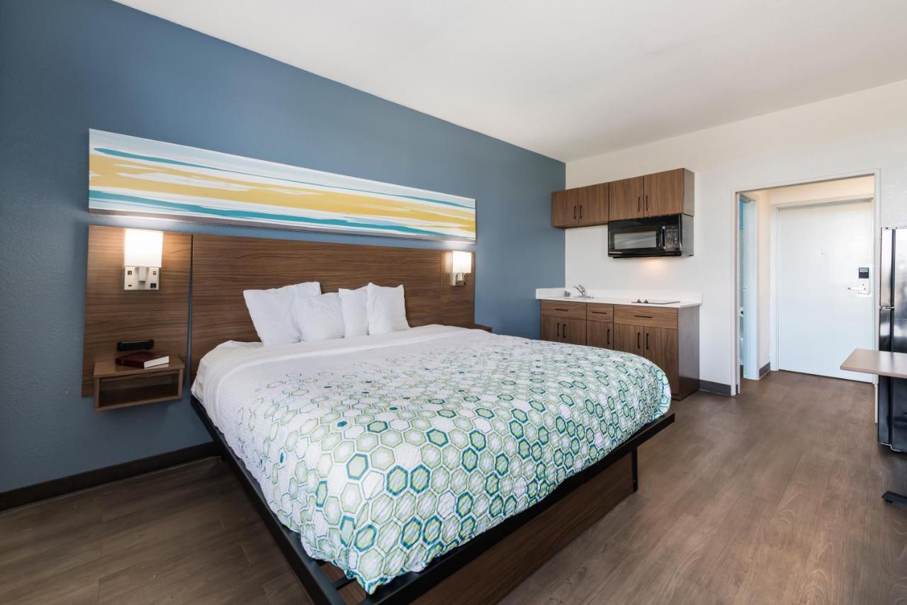Hometowne Studios By Red Roof Newport News - Hampton West Exteriör bild