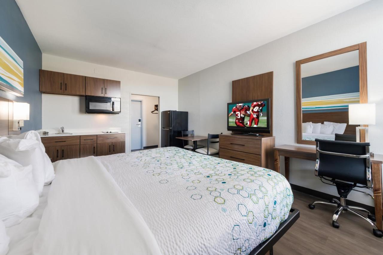 Hometowne Studios By Red Roof Newport News - Hampton West Exteriör bild