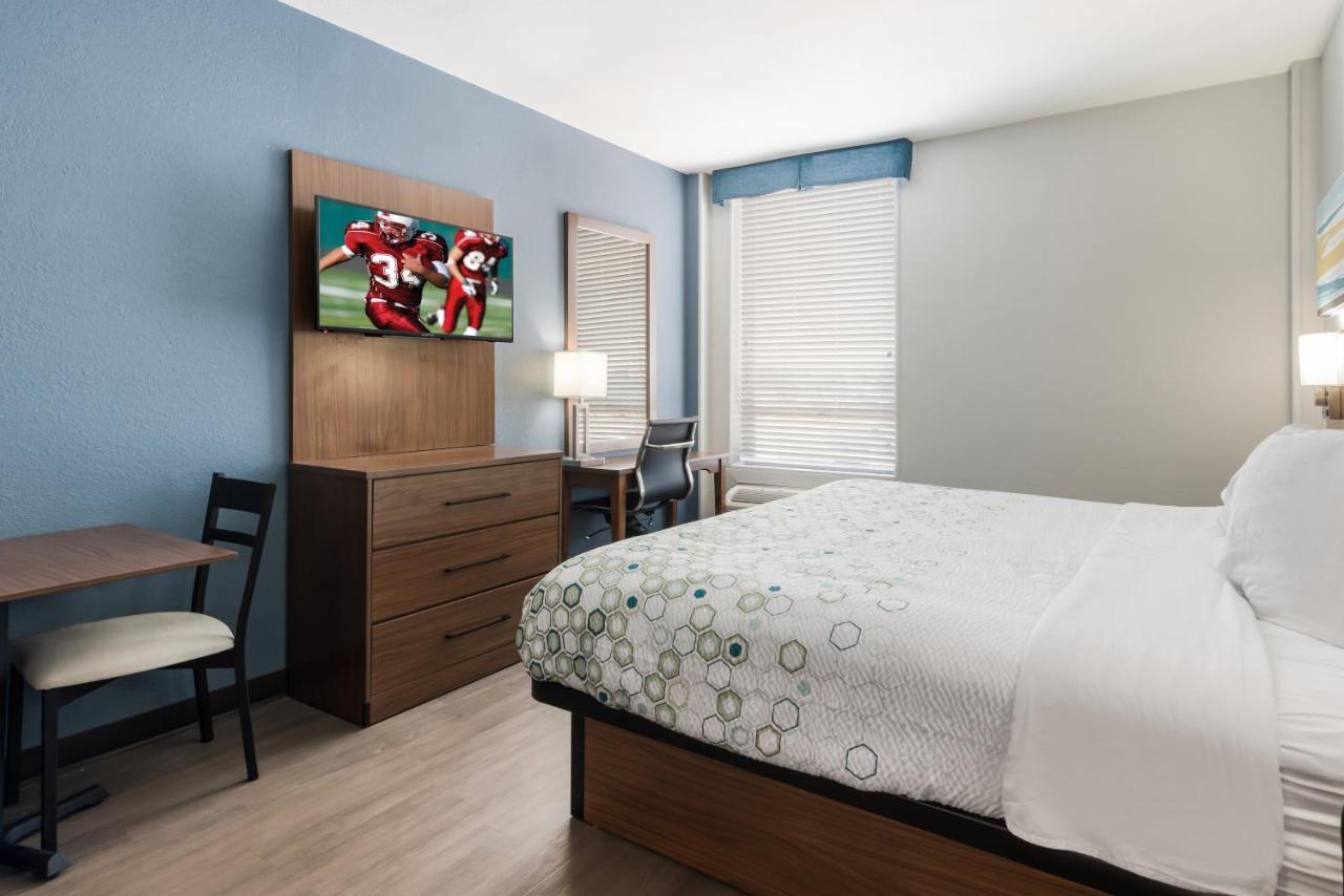 Hometowne Studios By Red Roof Newport News - Hampton West Exteriör bild