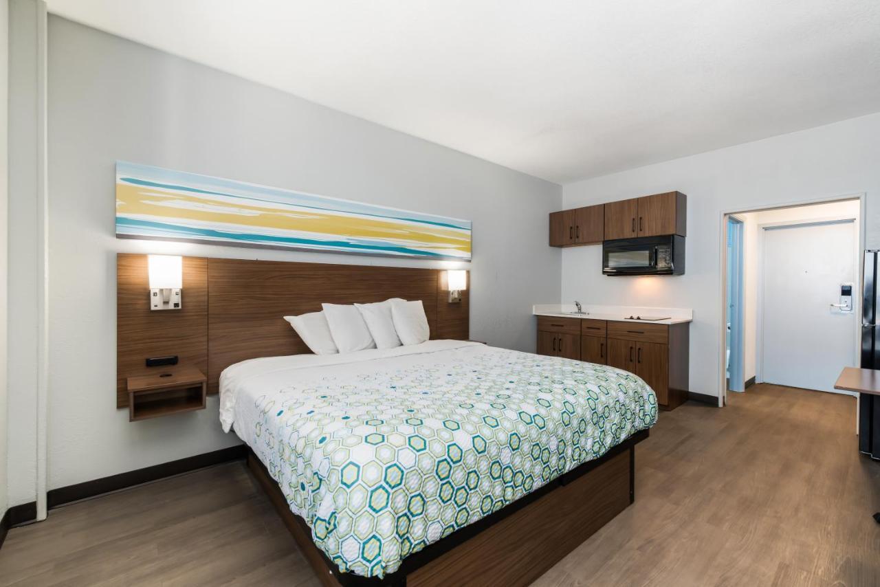 Hometowne Studios By Red Roof Newport News - Hampton West Exteriör bild