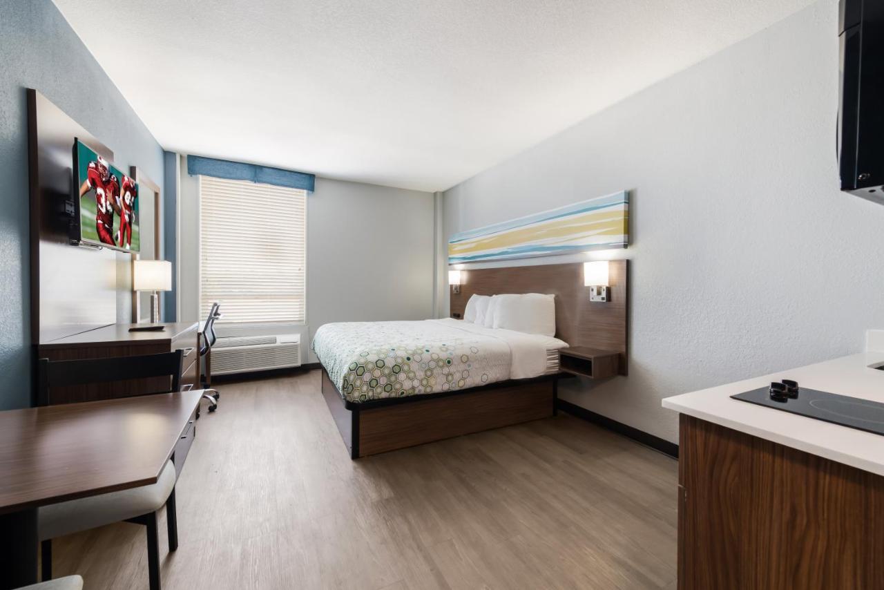 Hometowne Studios By Red Roof Newport News - Hampton West Exteriör bild