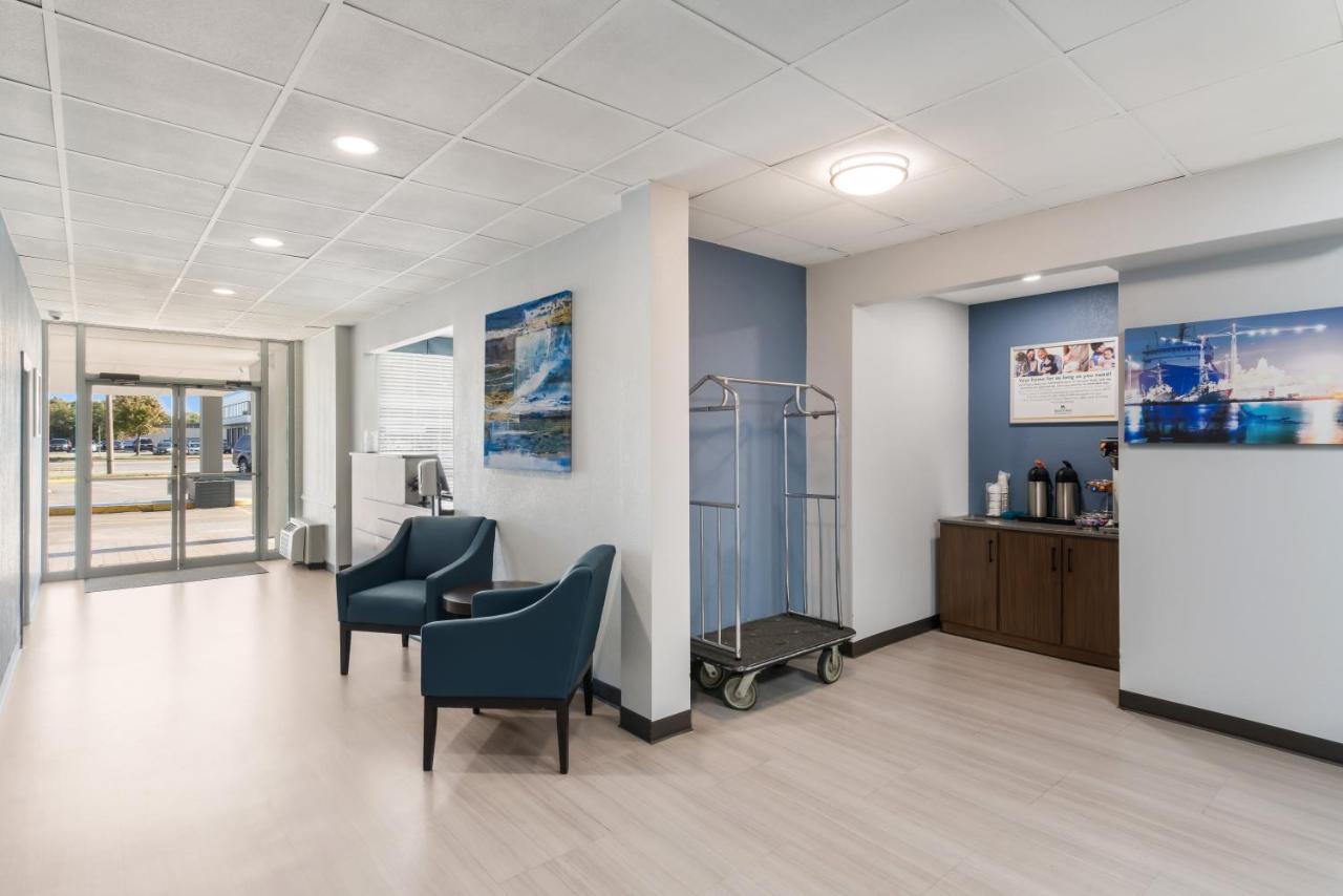 Hometowne Studios By Red Roof Newport News - Hampton West Exteriör bild